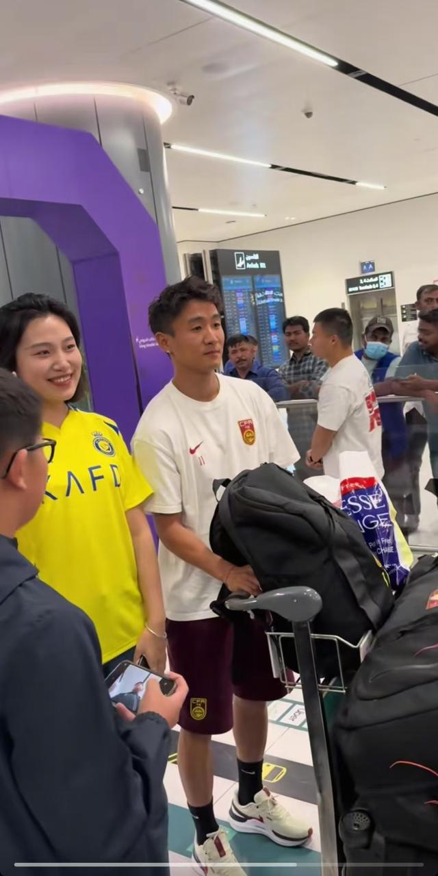 赛事精彩！球迷狂热支持着爱队