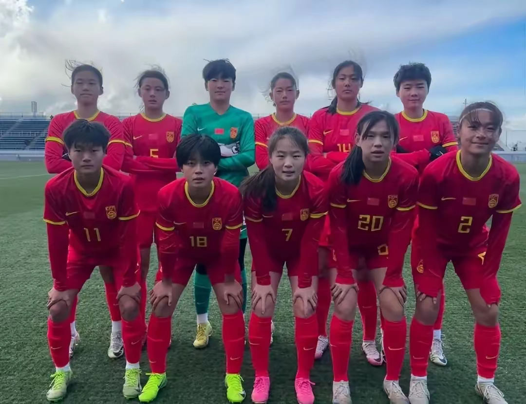 中国女足球员在国内比赛中赢得赞誉